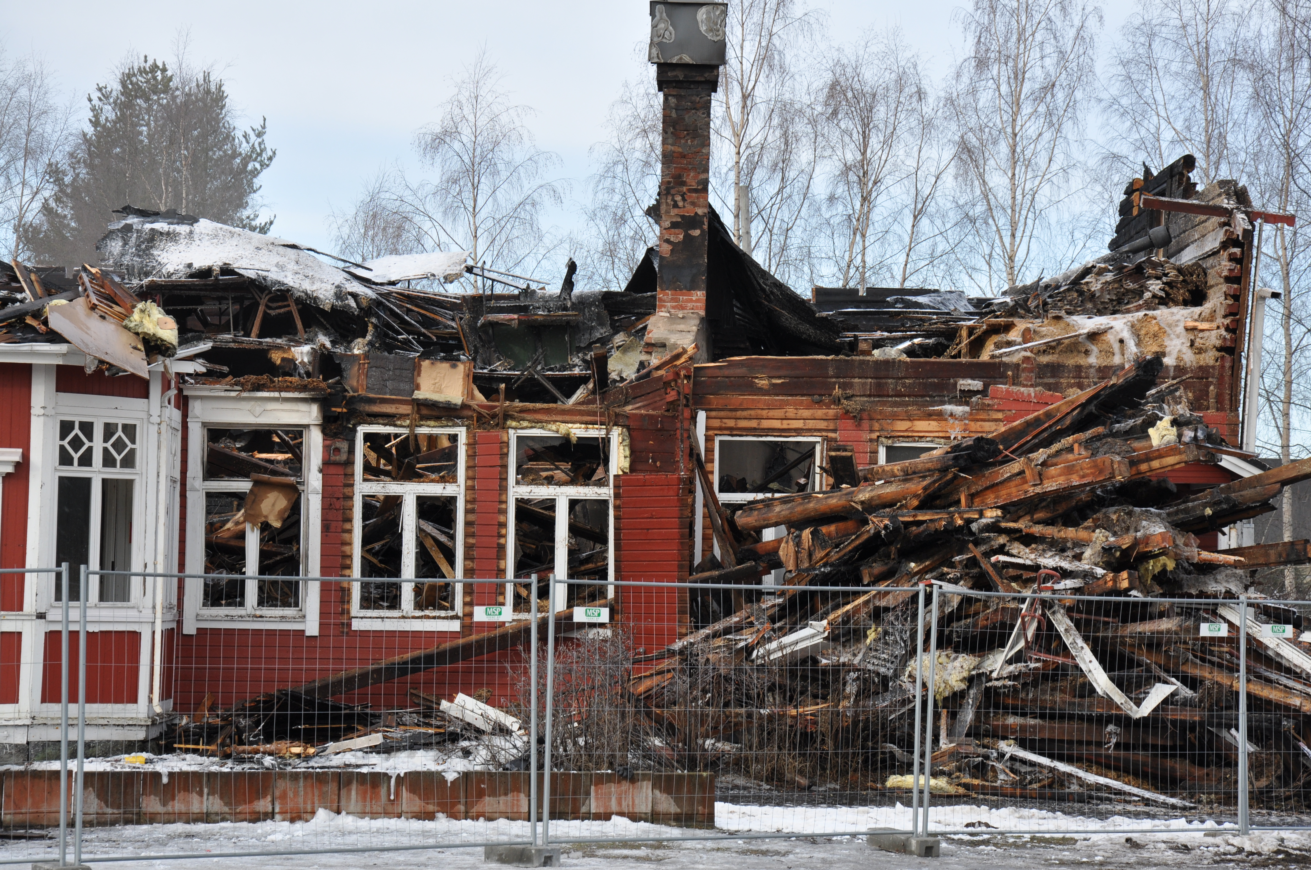 Vanhan pappilan rauniot tulipalon jälkeen