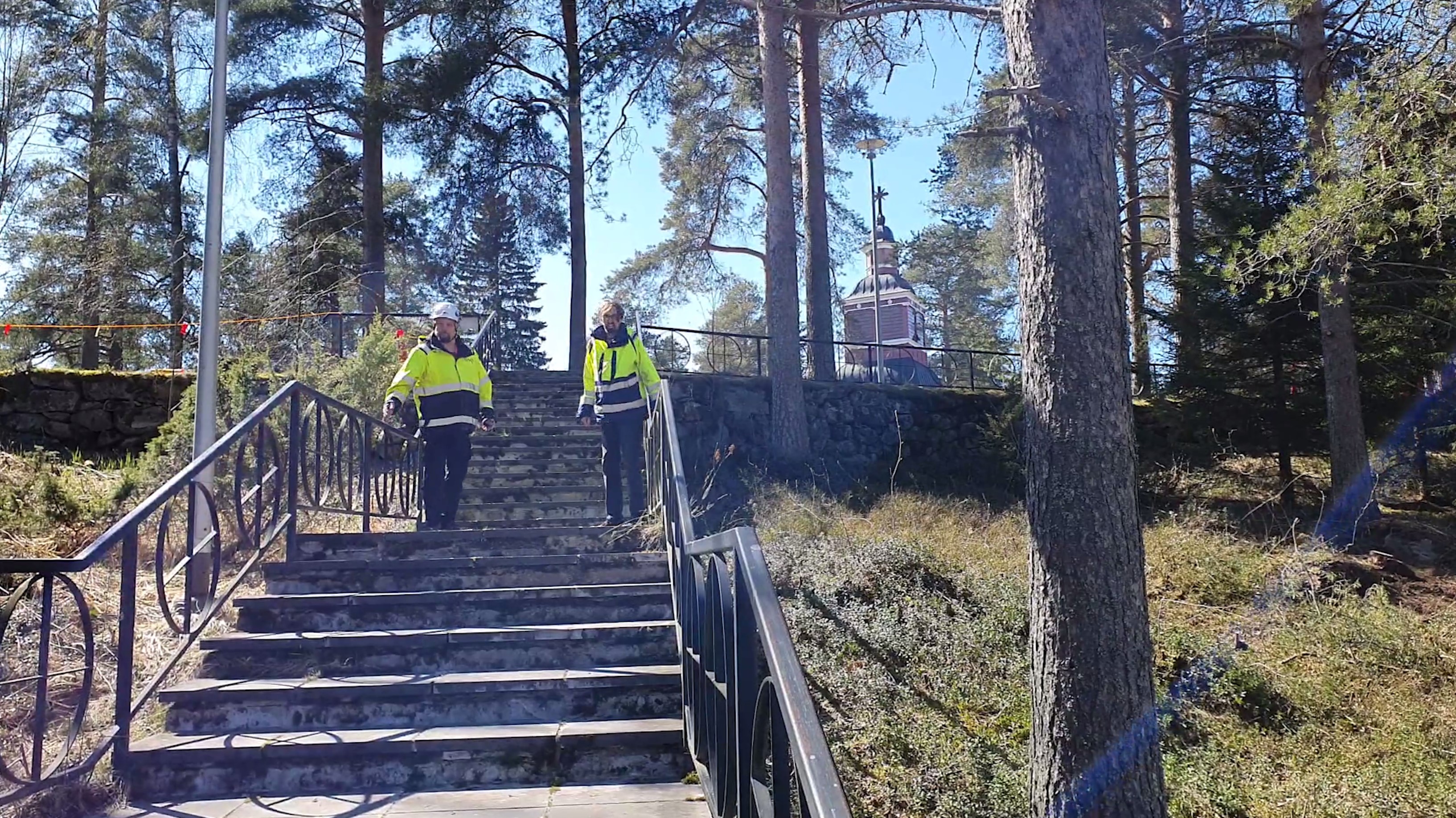 Kuvassa Vanhan kirkon portailla kaksi rakennusjohtohenkilöä
