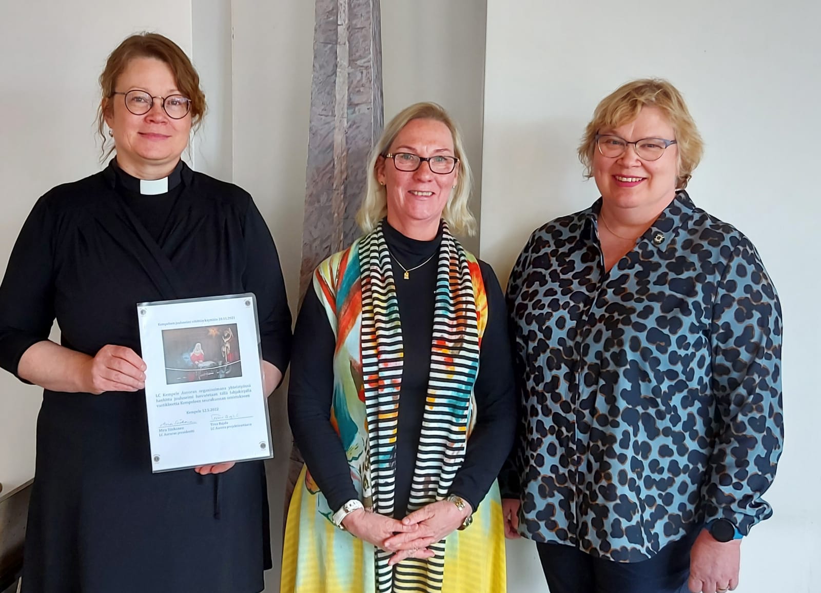 Kuvassa Kempeleen seurakunnan vs. Erja Oikarinen, LC Auroran Tiina Rajala sekä puheenjohtaja Mira Siiskonen.